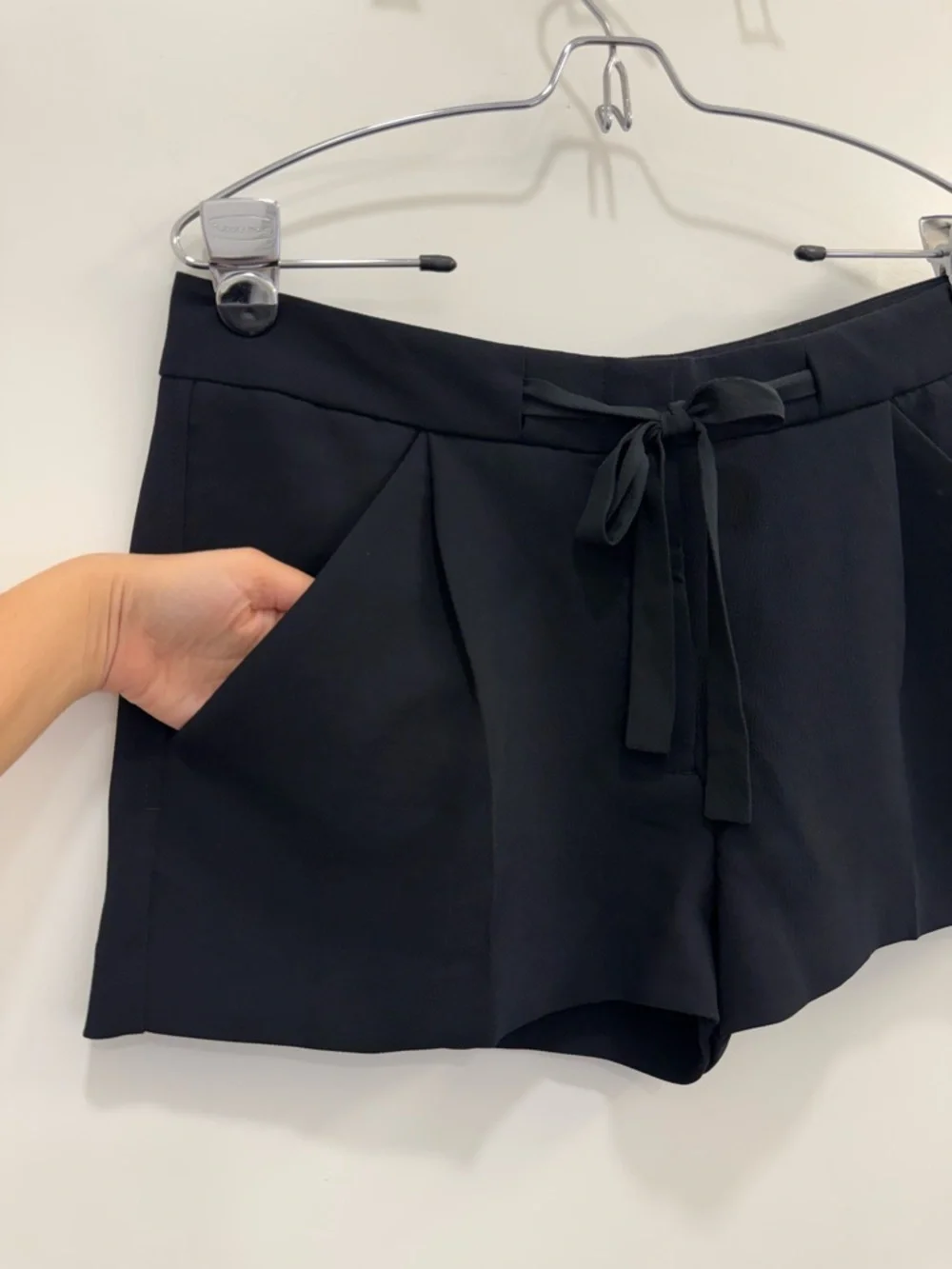 Aritzia Wilfred Exergue Short Ribbon tie crepe low rise shorts in Black Size 8